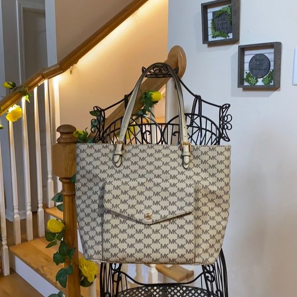 ✨Host Pick✨ MICHAEL Michael Kors Jet Set Multifunction Pocket Tote AUTHENTIC ✨ - Picture 1 of 16